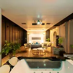 Toute Equipee Jacuzzi Prive Апартаменты
