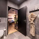 Toute Equipee Jacuzzi Prive Ним